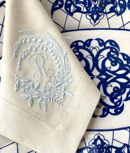 Servilletas de Lino de Lujo Totalmente Blancas con Bordado Delicado Artesanía Exquisita para Bodas Cenas Elegantes Eleve la Clase de su Mesa - Product Image 3