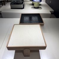Ensemble de 2 tables basses carrées imbriquées, verre ondulé noir et plateau blanc, cadre en MDF plaqué chêne blanc, style moderne pour salon
