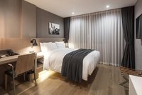 Bintang Lima Hotel Modern Cahaya Kayu Jati Veneer Hotel Furniture Kamar Tidur dengan Lampu LED