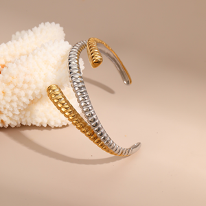 สร้อยข้อมือไทเทเนียมสตีลที่ขายดีที่สุด โดดเด่นด้วยดีไซน์เฉพาะตัว พร้อมแถบสีทองและสีเงิน ให้ความรู้สึกหรูหราเบาๆ - Product Image 4