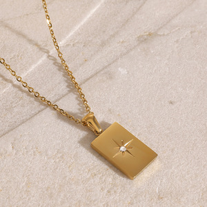 Collier à double chaîne avec pendentif carré en or, serti de diamants en forme d'étoile, design géométrique minimaliste - Product Image 4