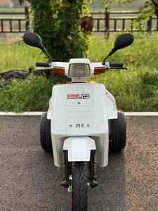 Triciclo Scooter Honda1 Gyro up 50cc Lean Auto con Plataforma de Carga Plana Grande, Estable, de 3 Ruedas, para Reparto - Product Image 3