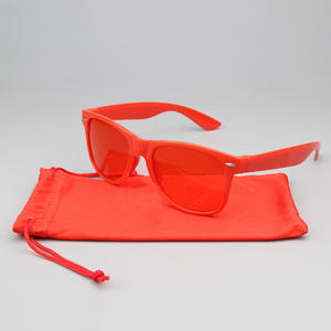 Gafas de sol plásticas UV400 con logotipo personalizado, Colección 2025, lentes rojas, verdes, regalos promocionales para hombres y mujeres, amarillo, morado y azul - Product Image 1