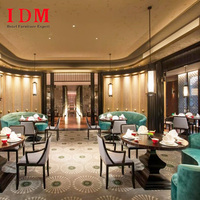 Mobilier commercial moderne pour hôtels, restaurants et cafés : Banquette en bois massif, chaise en cuir et ensemble table – Écologique
