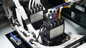 2024 Impresora directa a la ropa Máquina de impresión de camisetas de dos cabezales Personalización personalizada Impresora DTG para cualquier camiseta de <span class=keywords><strong>color</strong></span> - Product Image 6