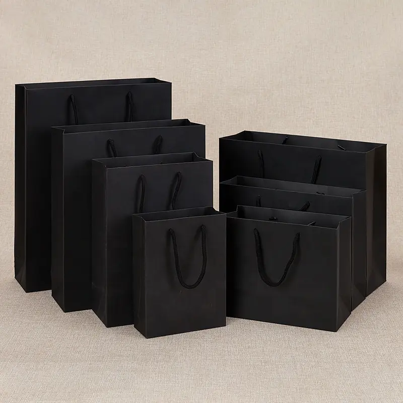 Lüks karton siyah ambalaj hediye kağıt torba özel baskılı marka logosu ayakkabı için giysi taşıyıcı perakende butik alışveriş çantası