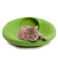 Niche pour chat en feutre de laine vert frais, faite à la main, en forme d'œuf, naturelle, avec doublure intérieure noire foncée.