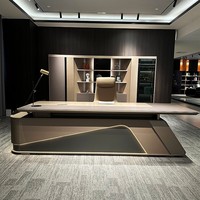 Bureau de direction moderne sur mesure de luxe en forme de L avec éclairage LED et armoire latérale assortie pour PDG, directeur, bureau d'entreprise