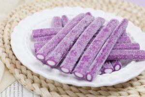 Festival de Compras: Lo Mejor en Dulces al por Mayor - Barra de Gomitas de Regaliz Ácido Rellenas de Uva, Innovadoras y Masticables - Product Image 3