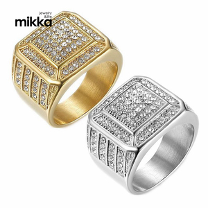 แหวนแต่งงานผู้ชายแฟชั่น ชุบทอง 18K สแตนเลสประดับเพชรคิวบิกเซอร์โคเนียเต็มวง พร้อมเพชรโมอิสซาไนต์ - Product Image 2