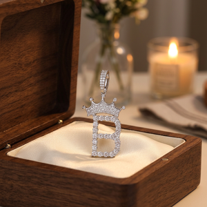 Pendentif Couronne en Argent avec Lettre et Moissanite Glacée, Bijou Hip-Hop de Luxe Bling-Bling Certifié GRA, Idéal pour Soirées et Événements, Tendance et Spectaculaire - Product Image 4