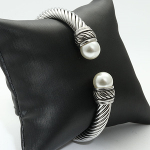 Pulsera de alambre plateado a la moda con perlas de imitación, joyería unisex para uso diario - Product Image 4