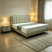 Lit luxueux et moderne en métal et pin, avec tête de lit haute, rembourrage en cuir véritable, durable, écologique et dossier réglable.