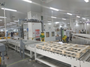 Ligne d'emballage automatisée avec machine de cerclage intégrée pour l'emballage final des panneaux photovoltaïques - Product Image 6