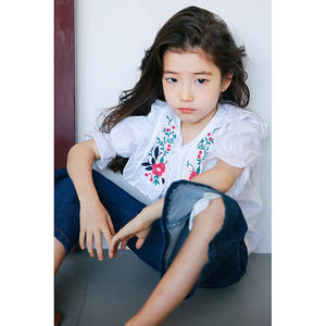 เสื้อยืดคอกลมสีขาวล้วนแบบขายส่ง ดีไซน์การผสมสี - Product Image 3