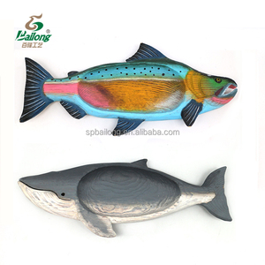 Piatto Decorativo in Legno Fatto a Mano, Vassoio Artigianale con Intaglio di Pesce Dipinto - Product Image 5