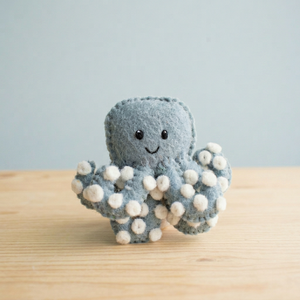 Mini pulpo de fieltro de lana, hecho a mano, animal del mundo marino para decoración del hogar, comercio justo y artesanal. - Product Image 4
