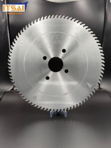 Lames de scie circulaire TCT en carbure de tungstène de haute précision 600 mm 120T pour l'aluminium, le cuivre, le zinc et autres métaux non ferreux - Product Image 1