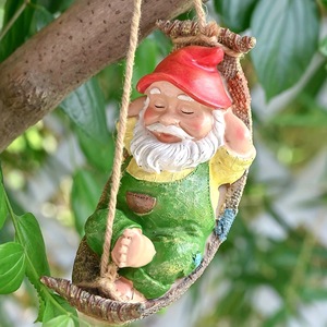 Custom Wholesale Resin Gnome Hanging Decoration with Creative Outdoor Tree Ornaments for Garden Decor Housewarming Gifts