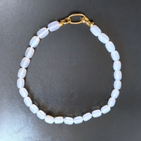 Collier ras du cou tendance de 17,5 pouces avec pierres naturelles de 10*14mm, perles d'agate blanches et grises, et fermoir plaqué or 18 carats
