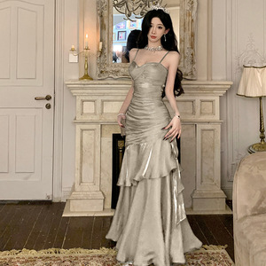 Vestido de Gala Largo Color Gris Plateado de Lujo con Silueta de Lápiz, Tirantes Finos, Escote Corazón, Volantes y Capa Transparente para Fiesta de Graduación - Product Image 1