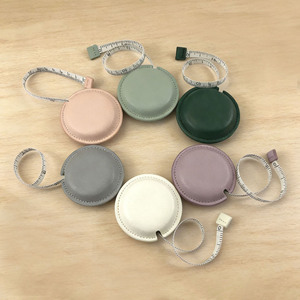 Ruban à mesurer rond en cuir PU personnalisé avec logo, 1,5 m (60 pouces), souple, pour couture et souvenirs, vente en gros usine - Product Image 1