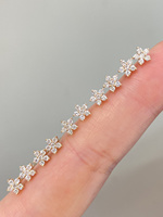 Perhiasan LUMINA Koleksi Terbaru Anting Wanita Emas Au750 Mini yang Indah, Anting Stud Desain Bunga Minimalis Emas Murni 18K