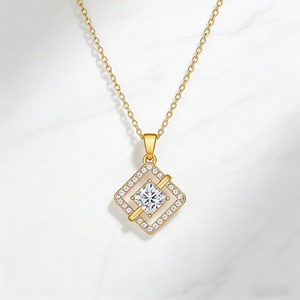 Collier Pendentif Minimaliste Carré Double Cadre en Laiton Plaqué Or 18K avec Zirconiums AAA, Chaîne à Maillons, Vente en Gros de Bijoux Tendance - Product Image 6