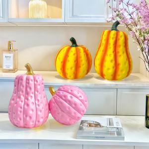 Ensemble créatif pastoral nordique de deux ornements citrouilles en résine époxy sculptée, art populaire, décoration d'intérieur pour salon et cave à vin - Product Image 1