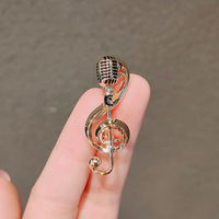 Broche en alliage doré en forme de microphone, accessoire vestimentaire créatif et tendance