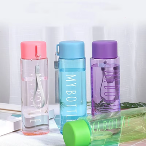 Vente en gros de 500ml Tasse d'eau de sport en plastique moderne et réutilisable Bouteille d'eau carrée de voyage pour salle de sport en plein air avec corde - Product Image 1