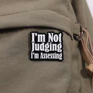 Sming Pins I Am Not Judging I M Assessing Esmalte Pin Citas divertidas personalizadas Broche de metal Insignia de solapa Joyería - Product Image 3