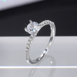 Bague de fiançailles et de mariage en cuivre plaqué or blanc avec cristaux carrés et griffes de diamant pour femme - Product Image 2