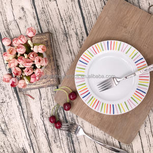 Set di 18 Piatti Fondi Rotondi in Ceramica Bianca con Bordo Colorato, Stile Moderno e Semplice, per Hotel, Ristoranti, Cene, Feste e Matrimoni - Product Image 3