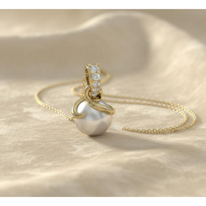 Collar con Colgante de Diamantes y Perlas en Oro de 18 Quilates, Diseño Elegante con Pavé, Joyería Fina - Product Image 3