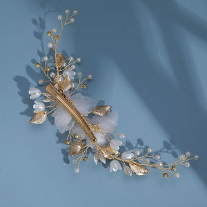 Pinzas para el pelo de boda con flores de resina para niñas al por mayor, pinzas para el pelo nupcial con decoración de perlas y hojas de aleación - Product Image 5