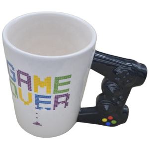 Tasse de jeu peinte à la main avec logo personnalisé Tasse à café de jeu en céramique 3D en blanc et noir parfaite pour les joueurs et les amateurs de café - Product Image 1