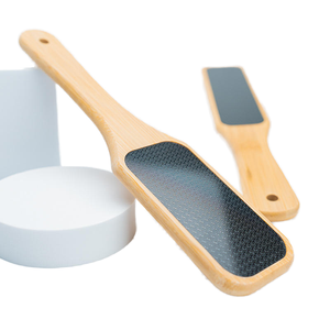 Râpe à pieds pour éliminer les peaux mortes, planche exfoliante pour les pieds, outil de pédicure, outil de beauté, lime à pieds, plaque pour les pieds, lime en bambou, pieds - Product Image 1