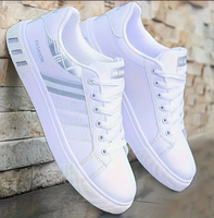 Chaussures de skate basses décontractées pour hommes en cuir PU blanc et maille, avec logo personnalisé OEM, semelle épaisse rayée, mode printemps, pour la marche