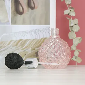 Flacons de parfum en verre vides rechargeables de style vintage avec pompon - Product Image 2