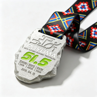 Médaille de finisseur de triathlon en alliage de zinc mat, forme de roche irrégulière, gravée sur mesure, imprimée UV, avec cordon, récompense sportive