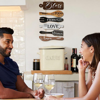 Décoration murale en bois en forme de cuillère avec un design simple pour une cuisine