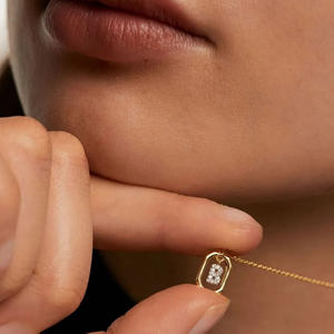 Collar Unisex de Moda con <span class=keywords><strong>Cadena</strong></span> Clavicular Chapada en <span class=keywords><strong>Oro</strong></span>, con Colgante Doble Oscilante con Iniciales en Inglés, Certificado CE NOHS - Product Image 2