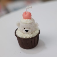 Bougie parfumée personnalisée en forme d'ours, en cire de soja, avec décorations de cupcakes fraise, cerise et macaron, styles variés et marque privée OEM
