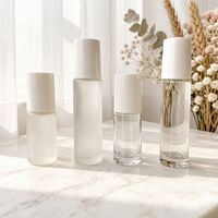 Vente en gros de flacons cylindriques en verre transparent givré de 5 ml et 10 ml, flacons vides pour huiles essentielles, rouleaux en acier inoxydable pour bouchons blancs