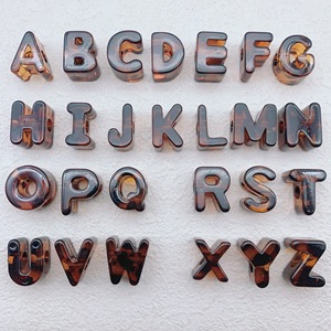 Acryl-Buchstabenperlen mit Leopardenmuster in Bernsteinfarben, Großlochperlen A-Z, Abstandhalter-Anhänger für DIY-Schlüsselanhänger und Schmuckherstellung - Product Image 2