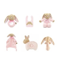 Ensemble de 6 jouets pour nouveau-né : hochets, doudou super doux en peluche, bavoir musical brodé, langes à épaules en coton PP, coffret cadeau