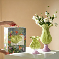 Vase en verre design haut de gamme et vintage, fleur artificielle, décoration florale pour maison d'hôtes et table à manger