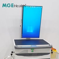 Chariot médical informatique MGE Health avec support pour écran 22 pouces, plateau pour clavier, 4/6 tiroirs et roulettes silencieuses pour les salles d'hôpital et les postes de soins infirmiers