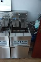Réfrigérateur de présentation à porte simple de 1200 L avec étagères réglables pour buffet